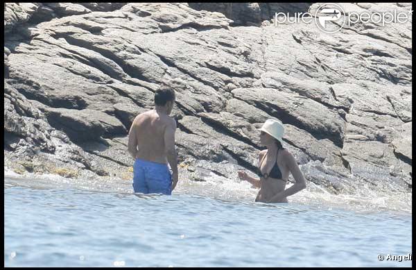 Carla Bruni et Nicolas Sarkozy se baignent au Cap Nègre