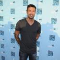 Brian Austin Green : Torse nu et super sexy, il se prend... pour Iron Man !