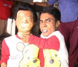 Ajay Kumar est un acteur indien, l'acteur le plus petit du monde. Il mesure 76 cms ! Ici avec sa doublure... 
