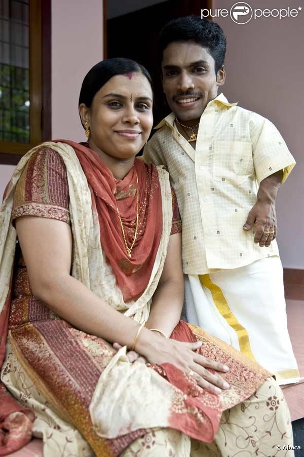 Ajay Kumar est un acteur indien, l'acteur le plus petit du monde. Il mesure 76 cms ! Ici avec sa femme Gayathi Ajay, 24 ans. 