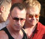 Elton John et son mari David Furnish en vacances à Saint-Tropez, au mois d'août 2009