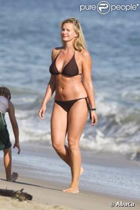 Natasha Henstridge à la plage à Malibu