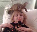 Courtney Love, dans son lit, avec sa super tortue !