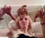 Courtney Love, dans son lit, avec sa super tortue !