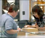 Chaz Bono alias Chastity, la fille de Sonny et Cher a commencé son changement de sexe et vient d'acheter une bague à sa girl friend Jennifer Elia...