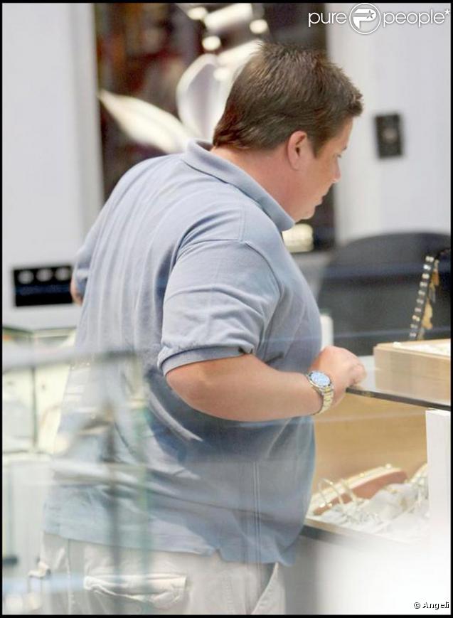 Chaz Bono alias Chastity, la fille de Sonny et Cher a commencé son changement de sexe et vient d'acheter une bague à sa girl friend Jennifer Elia...