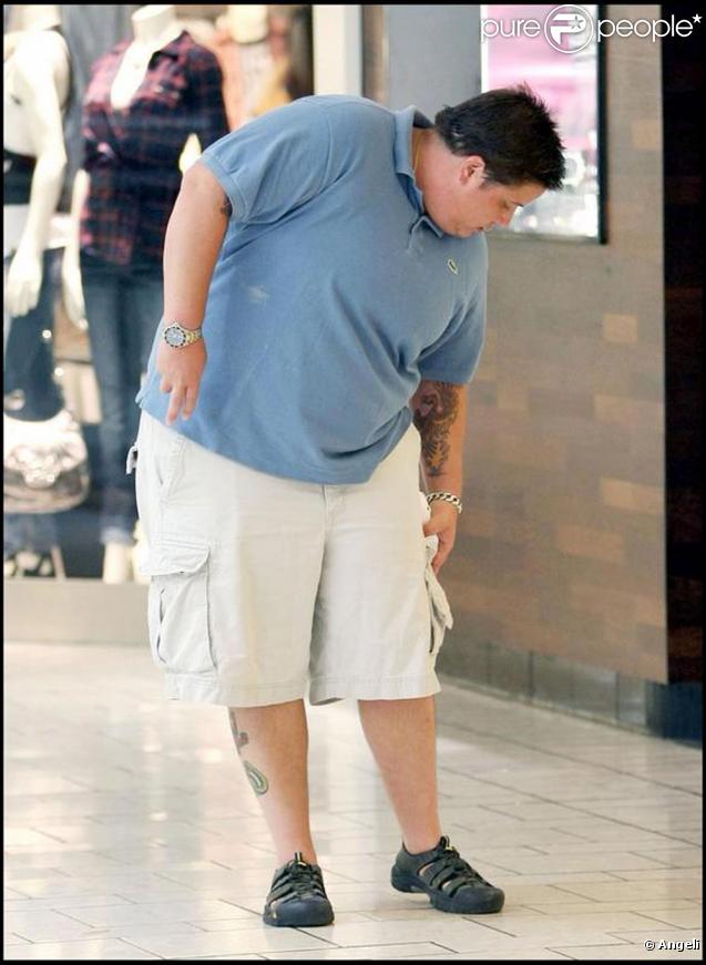Chaz Bono alias Chastity, la fille de Sonny et Cher a commencé son changement de sexe et vient d'acheter une bague à sa girl friend Jennifer Elia...