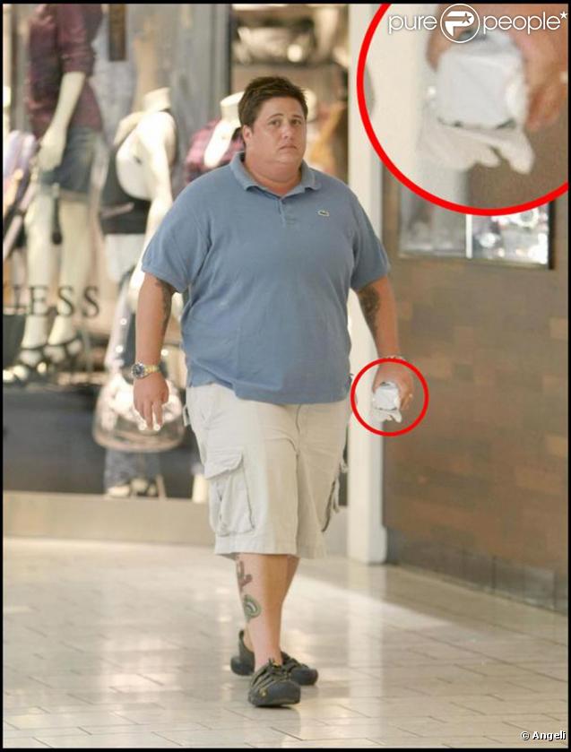 Chaz Bono alias Chastity, la fille de Sonny et Cher a commencé son changement de sexe et vient d'acheter une bague à sa girl friend Jennifer Elia...