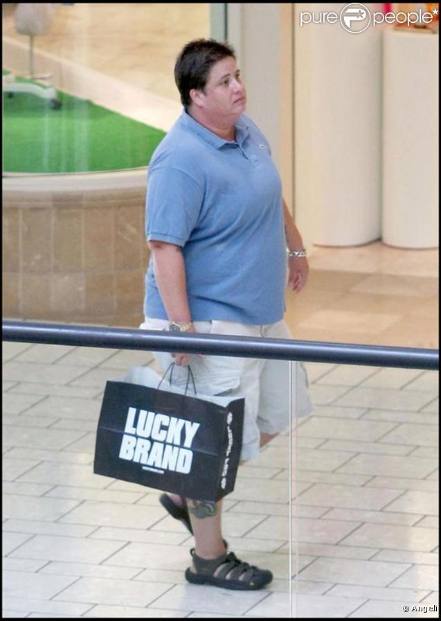 Chaz Bono alias Chastity, la fille de Sonny et Cher a commencé son changement de sexe et vient d'acheter une bague à sa girl friend Jennifer Elia...