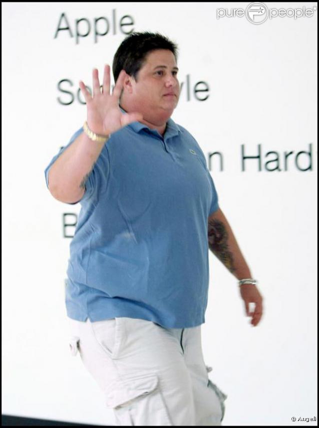 Chaz Bono alias Chastity, la fille de Sonny et Cher a commencé son changement de sexe et vient d'acheter une bague à sa girl friend Jennifer Elia...