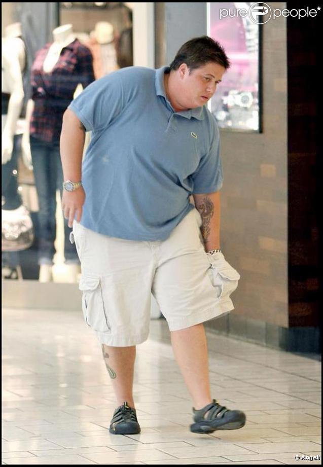 Chaz Bono alias Chastity, la fille de Sonny et Cher a commencé son changement de sexe et vient d'acheter une bague à sa girl friend Jennifer Elia...