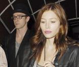 Jessica Biel et Justin Timberlake assistant au concert des Kings of Leon le 22 août 2009 à Los Angeles