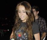 Miley Cyrus assistant au concert des Kings of Leon le 22 août 2009 à Los Angeles