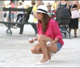 Astrid Veillon joue à la pétanque place des Lices à St Tropez, le 22 août 2009