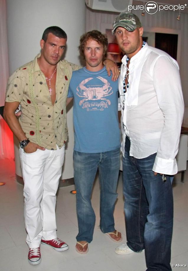Jame Blunt et ses amis à une soirée privée, à Ibiza. 23/08/09