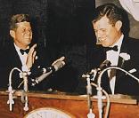 Edward Ted Kennedy, ici applaudi par son frère JFK en octobre 1963, est décédé le 25 août 2009 à l'âge de 77 ans.  