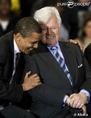 Edward Ted Kennedy est décédé le 25 août 2009 à l'âge de 77 ans. Les Etats-Unis perdent un emblématique patriarche, un fervent batailleur politique et une figure légendaire du clan Kennedy.