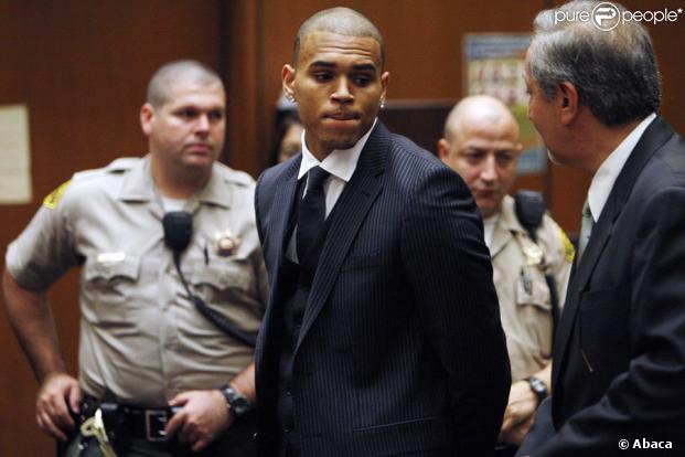 Chris Brown attendant le verdict du tribunal de Los Angeles  le 25 août 2009 quant à son procès pour l'agression de Rihanna