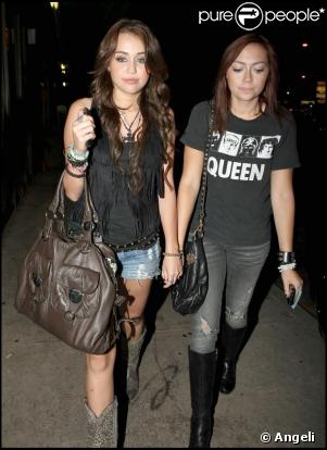 Miley Cyrus et sa soeur Brandy allant dîner au restaurant à Studio City en Californie le 25 août 2009