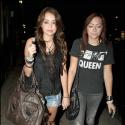 Miley Cyrus joue les rebelles sexy et montre ses jambes... sous la surveillance de sa grande soeur !