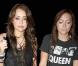 Miley Cyrus joue les rebelles sexy et montre ses jambes... sous la surveillance de sa grande soeur !