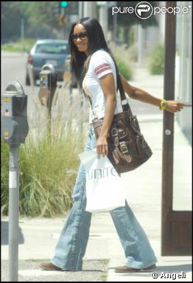 Ciara en pleine séance de shopping. La belle arbore un jolie look sauf côté jean. Car lorsque la chanteuse grimpe dans son énorme voiture on constate un petit dérapage !