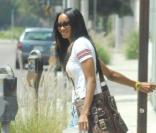 Ciara en pleine séance de shopping. La belle arbore un jolie look sauf côté jean. Car lorsque la chanteuse grimpe dans son énorme voiture on constate un petit dérapage !