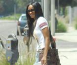 Ciara en pleine séance de shopping. La belle arbore un jolie look sauf côté jean. Car lorsque la chanteuse grimpe dans son énorme voiture on constate un petit dérapage !