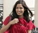 Dans la catégorie look casual, je voudrais Freida Pinto fidèle à ses jeans slim et ses ballerines Chanel. 
