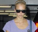 Un jean gris, un t-shirt ample et des ballerines dorée et grises, le casual look selon Jessica Alba 