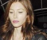 Jessica Biel en mode rock glam' on valide. Débardeur transparent, jupe tulipe liberty, blouson en cuir et ballerines Vivier, au top !