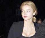 Miranda Kerr, la classe australienne... Short taille haute, ballerines et blaser boyfriend noir, une leçon de look 