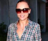 Christina Ricci en short en jean, chemise à carreaux et grand sourire, elle est trop chouchou ! 