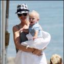 Gwen Stefani avec mari et enfants à la plage... Ils sont trop mignons ! Enfin surtout Gavin quand il nous dévoile son corps...