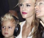 Kingston, dans les bras de sa mère Gwen Stefani, est un rockeur en herbe !