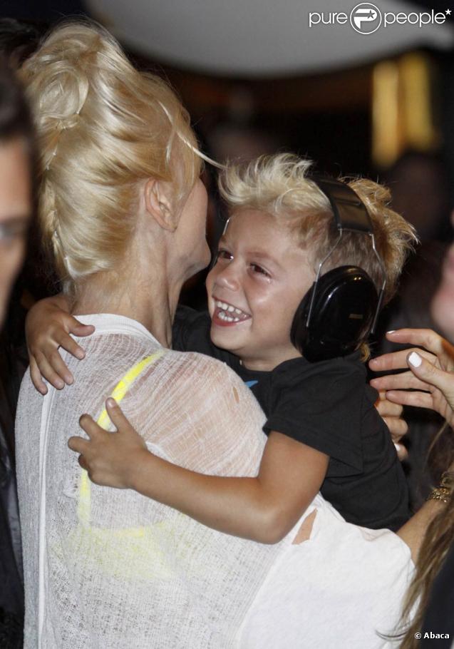 Kingston, dans les bras de sa mère Gwen Stefani, est un rockeur en herbe !