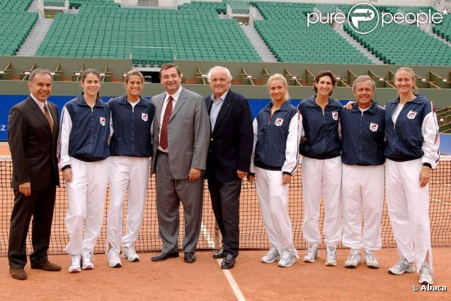 Amélie Mauresmo et Patrice Dominguez avec l'équipe de Fed Cup en 2005