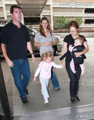 Jennifer Garner, ses filles Seraphina et Violet, le bodyguard et la nounou (aéroport de LAX à Los Angeles, 1er septembre 2009)