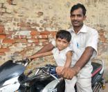 Azeem Khan a 3 ans et conduit une grosse moto !