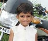 Azeem Khan a 3 ans et conduit une grosse moto !