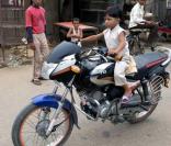 Azeem Khan a 3 ans et conduit une grosse moto !