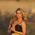 Jessica Simpson défile à Paris ! Elle n'a pas l'air très à l'aise... pas du tout !