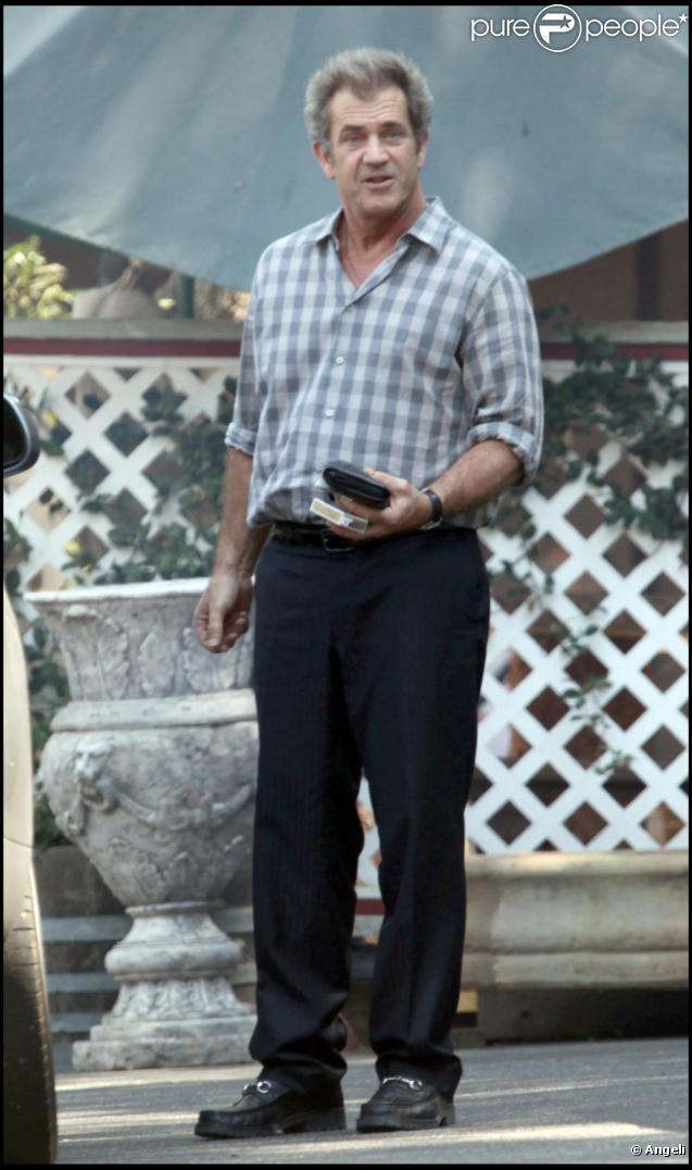 Mel Gibson part s'acheter des cigarettes, Los Angeles septembre 2009