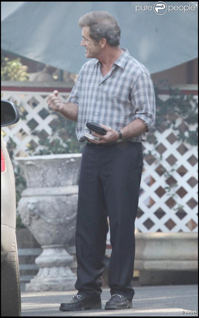 Mel Gibson part s'acheter des cigarettes, Los Angeles septembre 2009