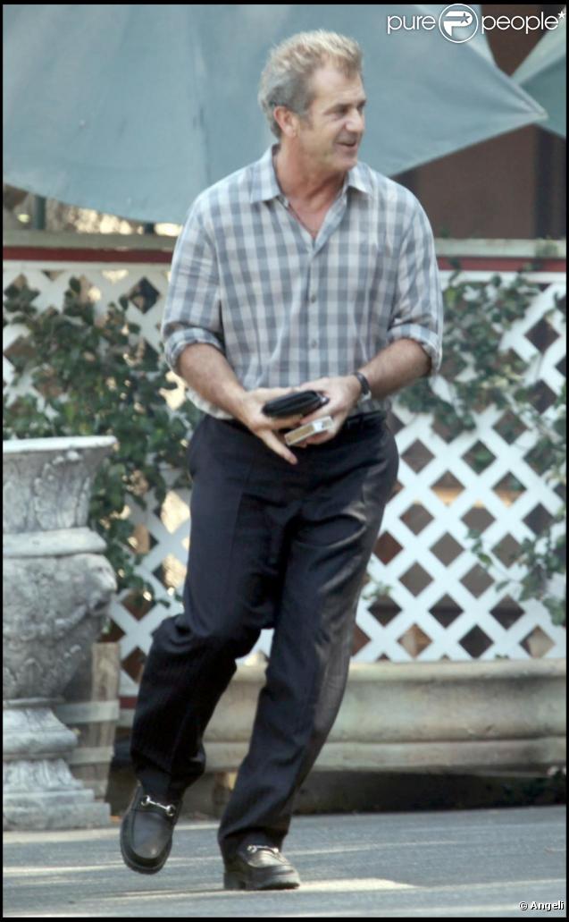 Mel Gibson part s'acheter des cigarettes, Los Angeles septembre 2009