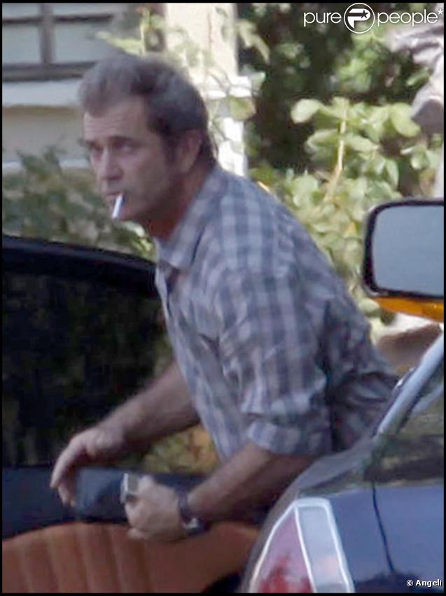 Mel Gibson part s'acheter des cigarettes, Los Angeles septembre 2009