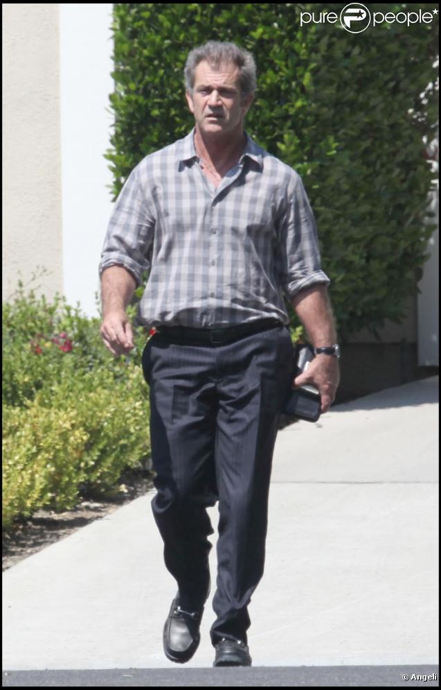 Mel Gibson part s'acheter des cigarettes, Los Angeles septembre 2009