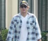 Ashton Kutcher (olala le pantacourt !!!) sort d'un salon de manucure de Sunset Plaza, à West Hollywood, Los Angeles, en septembre 2009 !