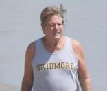 Ryan O'Neal en charmante compagnie sur une plage de Malibu, le 4 septembre 2009