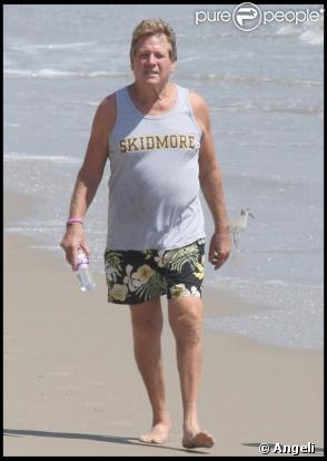 Ryan O'Neal en charmante compagnie sur une plage de Malibu, le 4 septembre 2009